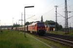 BR 232 254-3 fuhr am 28.05.2010 mit einem gemischten Gterzug in den Bahnhof Lehrte ein und passierte dabei das markante Stellwerk.