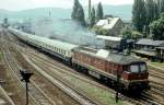 DR 132 380-7 mit dem D 302 von Mnchen-Hbf nach Berlin-Stadtbahn, mit Kurswagen aus Stuttgart, bei der Ausfahrt in Saalfeld (Saale); 17.06.1980 (Foto: Klaus Pollmcher)