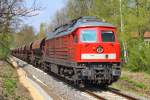 232 498 holt die leeren Schotterwaggons aus Hagenow ab. 20.04.2011