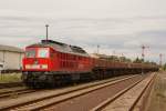 232 413-5 mit einem langen Schotterzug aus dem Flechtinger Steinbruch.Zwei Stunden zuvor fuhr sie als Lz dorthin.Haldensleben am 29.08.2011.