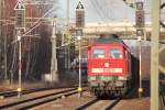 232 330 schleppt am 06.12.2011 einen gemischten Gterzug durchs Vogtland.Hier durch den Bahnhof Neumark(Sachs.)