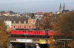 Am 4.11.2011 wartete ich auf die 18 201, als vor dem Damofzug erstmal in Hof ein Gz mit 2x 232 das Stadtgebiet verliess. Hier mit Blick auf den Q-Bogen und die Marienkirche.
Ach ja, Bilderdiebstahl wird verfolgt. Man kann einfach mailen....