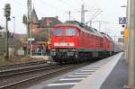 Der 26.11.2011 war eigentlich vllig anders geplant. Eigentlich wollte ich am frhen Vormittag einen Dampfsonderzug in Eichenberg abfangen. Da jedoch am gleichen Tag der Castor-Transport unterwegs war und zwischen Eichenberg und Friedland aufgehalten wurde, geriet alles aus den Fugen. So konnte ich in Friedland den eigentlich schon lngst weiter nrdlich fahrenden Castor Transport erstmals live sehen. Hier schiebt er sich gerade noch mit 232 254 und 255 weiter in Richtung Gttingen durch den Bahnhof Friedland(HAN). Zugloks waren an dem Tag 232 569 und 259.