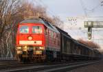 22.3.2012 Bernau-Friedenstal. 232 524 mit einem wohl aus Sassnitz kommenden Gterzug im Abendlicht gen Berlin-Karow.