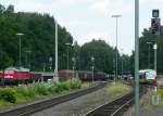 232 472 fhrt mit einem Gterzug aus Hof durch den stlichen Weichenbereich des Marktredwitzer Bahnhofs. (6.7.11)