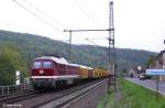 DGT 232 223-8 Deutsche Gleis- und Tiefbau GmbH mit Bauzug Richtung Naumburg, KBS 560 Saalfeld - Leipzig, fotografiert in Bad Ksen am 02.05.2010 