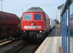 232 280-8 mit einigen Containern bei der Durchfahrt durch Buchloe.