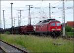 232 330-1 vor einem Gterzug, verlsst Stralsund in Richtung Greifswald.