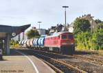 232 005 fährt am 25.8.04 mit einem Güterzug aus Nürnberg in Amberg auf Gleis 5 nördlich der Bahnsteige ein.