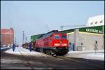 Einen Grodiesel der DB AG auf der Stralsunder Hafenbahn anzutreffen ist schon eine Seltenheit. Im Normalfall endet der Einsatz der Streckenloks auf dem Rgendammbahnhof, wo dann eine 298er den Zug bernimmt. Nicht so am 21.12.2009, als 232 635-3 mangels vorhandener Rangierlok selbst den Verschub in den Nordhafen erledigte.