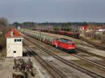 Die 232 426 und die 363 713 mit einem Mllzug am 22.03.2013 bei der Durchfahrt in Garching an der Alz.