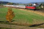 Sachsenmagistrale: Bei wunderbarem Herbstwetter hat am 29.10.05 232 583 den IC 2151 bei Christgrn im Vogtland am Haken.