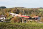 232 240 mit der 101 020 im Schlepp samt EC als Umleiter auf einer kleinen Brcke in Salling unterwegs.