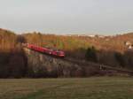 232 587 und 232 254 mit einem Elbtalumleiter am 02.12.13 auf der Syrautalbrücke in Plauen/V.