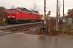 Auf Grund der eingleisigen Strecke der Bodenseegrtelbahn in Verbindung mit den hier verkehrenden Personenzgen, muss die wenige Kilometer zuvor in Lindau-Reutin gestartete 232 709-9 mit ihrem Containerzug in Nonnenhorn einen Halt einlegen, um einen entgegenkommenden Triebwagen passieren zu lassen (04.01.2014).