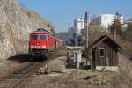 Die Ulmer 232 635-3 wurde am 13.03.14 neben der Fa. Eduard Merkle GmbH & Co. KG mit einem leeren Kalkzug von Ulm kommend nach Blaubeuren fotografiert. Anschließend schob sie von letztgenanntem Bahnhof diesen Zug für die Kalkbeladung dahin zurück.