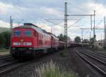 232 384-8 und 232 635-3 ziehen am 26. Juni 2014 einen gemischten Güterzug durch Kronach in Richtung Saalfeld.