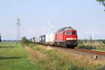 232 568-6 passiert mit einem Güterzug Richtung Süden das Einfahrvorsignal des Bahnhofes Niebüll. Die Strecke Niebüll-Tønder gehört bis zur Bundesgrenze zur Infrastruktur der Norddeutschen Eisenbahngesellschaft Niebüll GmbH.