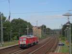 Am 18.8.14 kam 232 283 langsam vorbeigefahren, da sie ein Dreibein im Schlepp führte.
Aufgenommen im Bahnhof Saarmund. 