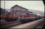 106765 und daneben der abfahrbereite Personenzug nach Eisenach mit 132361 am 29.3.1991 im Bahnhof Meiningen.