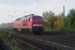 DB 232 498-6 durchfährt am Herbstmorgen des 26.10.2015 solo Bochum-Riemke