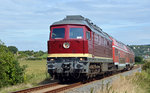 Nachdem 132 334 der EBS mit ihrem Zug in Karsdorf Kopf machte rollte sie am 20.08.16 auf der ersten Fahrt von Karsdorf nach Naumburg durch Kleinjena. 