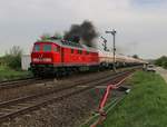 Ordentlich  Dampf  machte die 232 709-3 mit ihrem Kesselwagenzug in Richtung Mühldorf beim Anfahren nach einem Signalhalt in Tüßling. Aufgenommen am 05.05.2015.