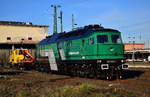 232 682 in Komáromer Heizhaus. Die Lok vorher war bei GySEV als 651 008. Derzeit ist ein Mietlok bei MTMG Zrt.  