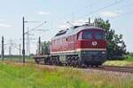 232 088 der SLRS rollte mit nur einem Schwellentransportwagen am 18.07.21 durch Braschwitz Richtung Magdeburg.