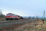 232 535-5 und 155 222-3 der Wedler Franz Logistik (WFL) mit einem Holzzug nach vollendeter Beladung am 14.1.2022 in Triptis.