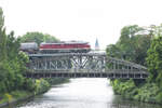 Am 21.08.2021 befuhr die 132 158 mit einem leeren Kesselzug, die Brücke über den Teltowkanal mitten in Berlin. Der Zug kam aus dem Tanklager in Marienfelde, unweit links vom Bild. Mittlerweile hat sich der Blick verändert, durch eine weitere Bogenbrücke für die Dresdner Bahn, die momentan  im Bau befindet und den Anschluss von Berlin Südkreuz und Blankenfelde/ Mahlow herstellen soll. Daher wird es einer der letzten schönen Bilder bleiben, da das  neue Bauwerk mit Schallschutzwänden und Erscheinungsbild unattraktiver macht. Die Züge fuhren immer am Nachmittag in Richtung Stendell oder Hamburg, somit Bilder im Gegenlicht. Im Hintergrund sieht man die Kirche von Lankwitz.