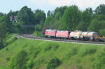 232 909-2 mit 145 024-6 im Schlepp bringt einen gemischten Güterzug aus Richtung Marktredwitz nach Hof.