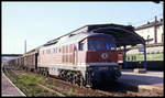 132062 wartet am 3.10.1990 vor einem Güterzug im HBF Gotha auf die Weiterfahrt in Richtung Osten.