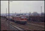 132658 kommt mit einem Schotterzug, in dem ein DB Personenwagen mitläuft, am 29.3.1991 aus Richtung Osten im Grenzbahnhof Gerstungen an.