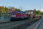 Auf Grund der Signalanzeige „Halt erwarten“ fährt 232 201-4 mit einem aus offenen Güterwagen der SBB gebildeten Ganzzug am 27.09.2017 langsam in den Bahnhof von Biberach (Riß) ein.