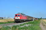 232 908-4 hat Groß Ammensleben soeben verlassen und zieht ihren Zug weiter nach Magdeburg.
