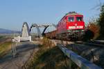 Zwischen Kluftern und Fischbach zieht 232 609-8 auf Grund einer baustellenbedingten Streckensperrung zwischen Radolfzell und Konstanz einen umgeleiteten Güterzug von Singen nach Lindau