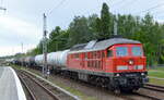 DB Cargo AG (D) mit  232 567-8   (NVR-Nummer  92 80 1232 567-8 D-DB ) mit gemischtem Kesselwagenzug am 01.06.21 Mönchmühle/Mühlenbeck.