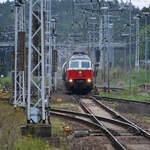 Die Diesellokomotiven 232 189-1 und 232 567-8 sind hier Mitte Mai 2021 mit einem Kesselzug bei der Ankunft in Neustrelitz zu sehen.