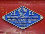 Das Herstellerschild an der 1976 gebauten Diesellokomotive 132 372-4.