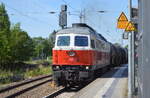 DB Cargo AG (D) mit  232 105-9  (NVR:  92 80 0232 105-9 D-DB ) und Kesselwagenzug (leer) Richtung Stendell am 17.06.22 Durchfahrt Bahnhof Bernau.