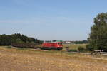 232 668 mit einem gemischten Güterzug am 3. August 2022 bei Thannsüß in der Oberpfalz.