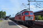 DB Cargo AG, Mainz mit  232 241-0  (NVR:  92 80 1232 241-0 D-DB ) und einem Ganzzug Drehgestell-Flachwagen Durchfahrt Brandenburg Hbf. Richtung Stahlwerk am 31.08.22