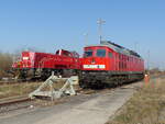 DB 232 255-0 und 261 019-4 pausieren am 28.03.2020 in Erfurt Gbf. Von einem öffentlichen Weg aus fotografiert.