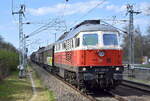 DB Cargo AG [D] mit ihrer  232 128-9  (NVR:  92 80 1232 128-9 D-DB ) und einigen Schiebewandwagen am 06.04.23 Durchfahrt Bahnhof Berlin Hohenschönhausen.