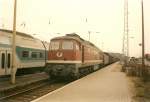 1997 herrschte auf den Bahnhof Sassnitz noch Hochbetrieb.Lok 232 445 mit einem TEEM auf dem Weg zum Fährhafen.