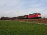 Innerhalb kürzester Zeit zum dritten Mal laut hupend fährt am 01.11.2012 ein Güterzugumleiter mit 232 903-5 zwischen Mochenwangen und Niederbiegen in Fahrtrichtung Lindau am dritten Fotografen vorbei.
