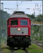 Die 232 909-2 in der Frontansicht bei der Durchfahrt in Lintorf Ratingen am 11.Mai 2014.