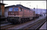 132236 fährt am 17.3.1990 mit einem Güterzug in Blankenburg ab.