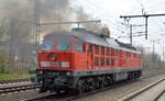 DB Cargo AG, Mainz mit  232 567-8  (NVR:  92 80 1232 567-8 D-DB ) hinterließ eine deutliche Dieselwolke bei der Durchfahrt Bahnhof Golm am 30.11.22